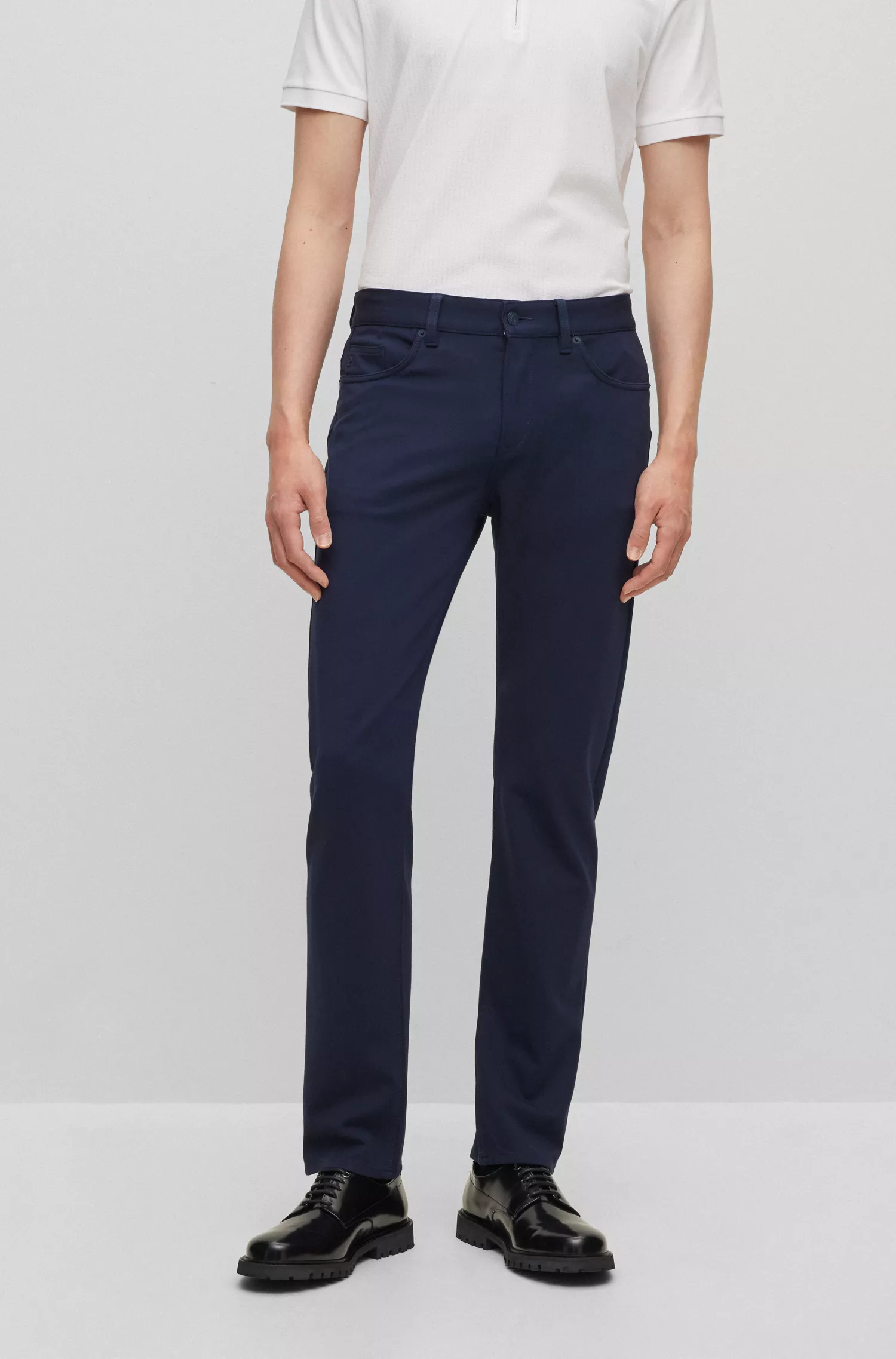 Calça jeans BOSS preta, corte slim, em malha elástica antirrugas.