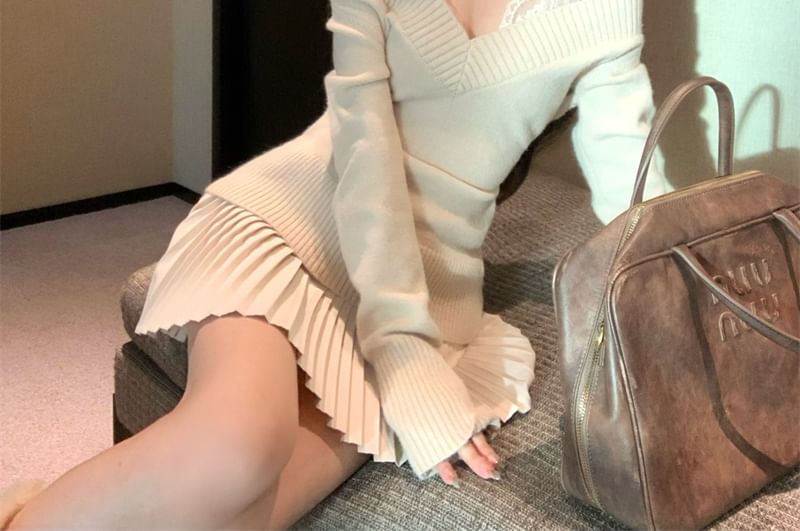 Metonymph - V-hals kanten crop top / off-shoulder effen trui / hoge taille geplooide mini A-lijn rok