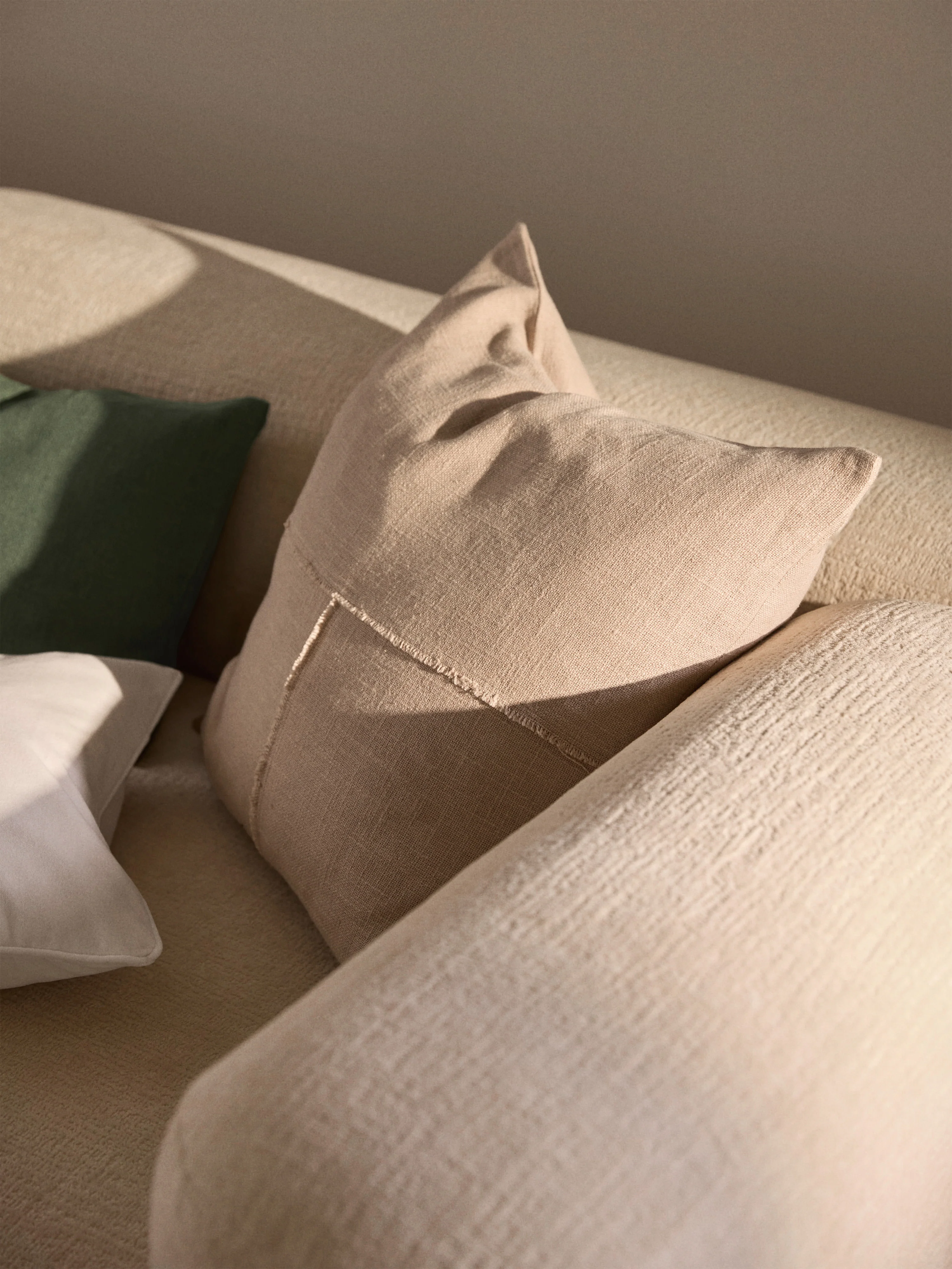 Handgeweven kussenhoes Terre met decoratieve naad