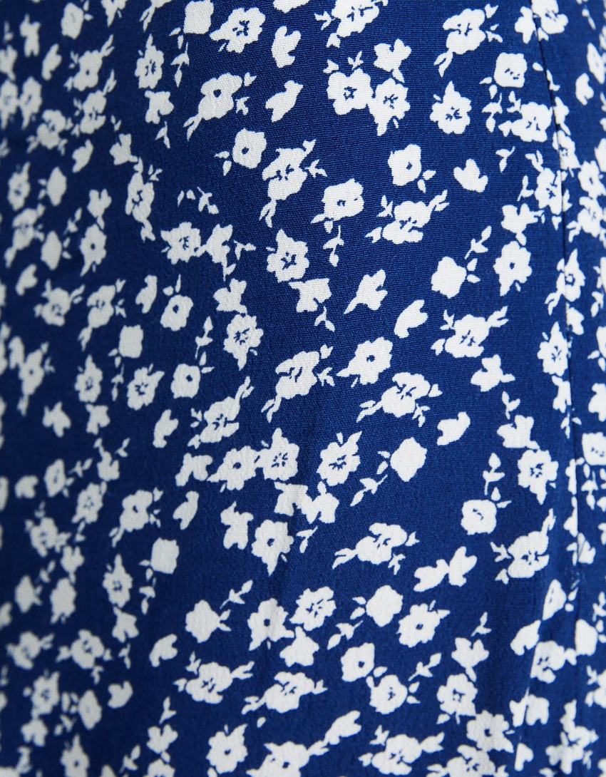 Saia midi com estampa floral e fenda