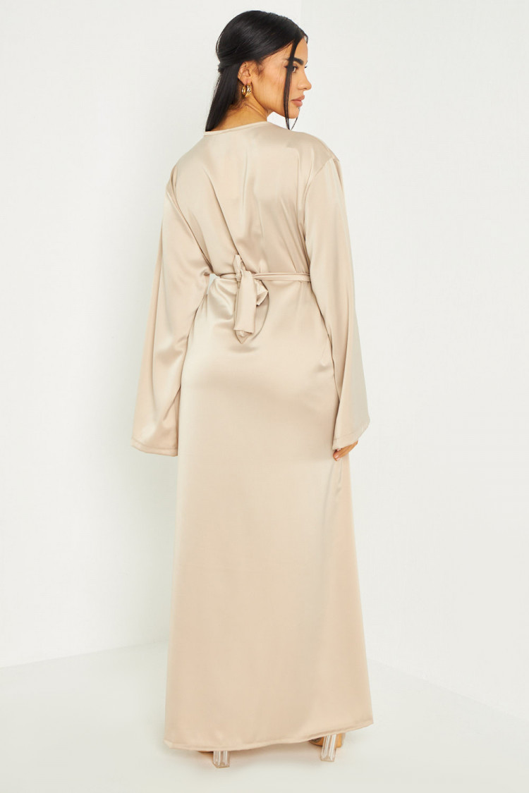 Robe longue satinée ceinturée beige