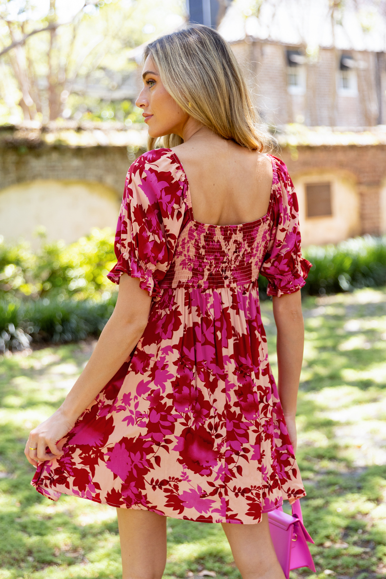 Robe mini à col carré et fleurs roses et rouges