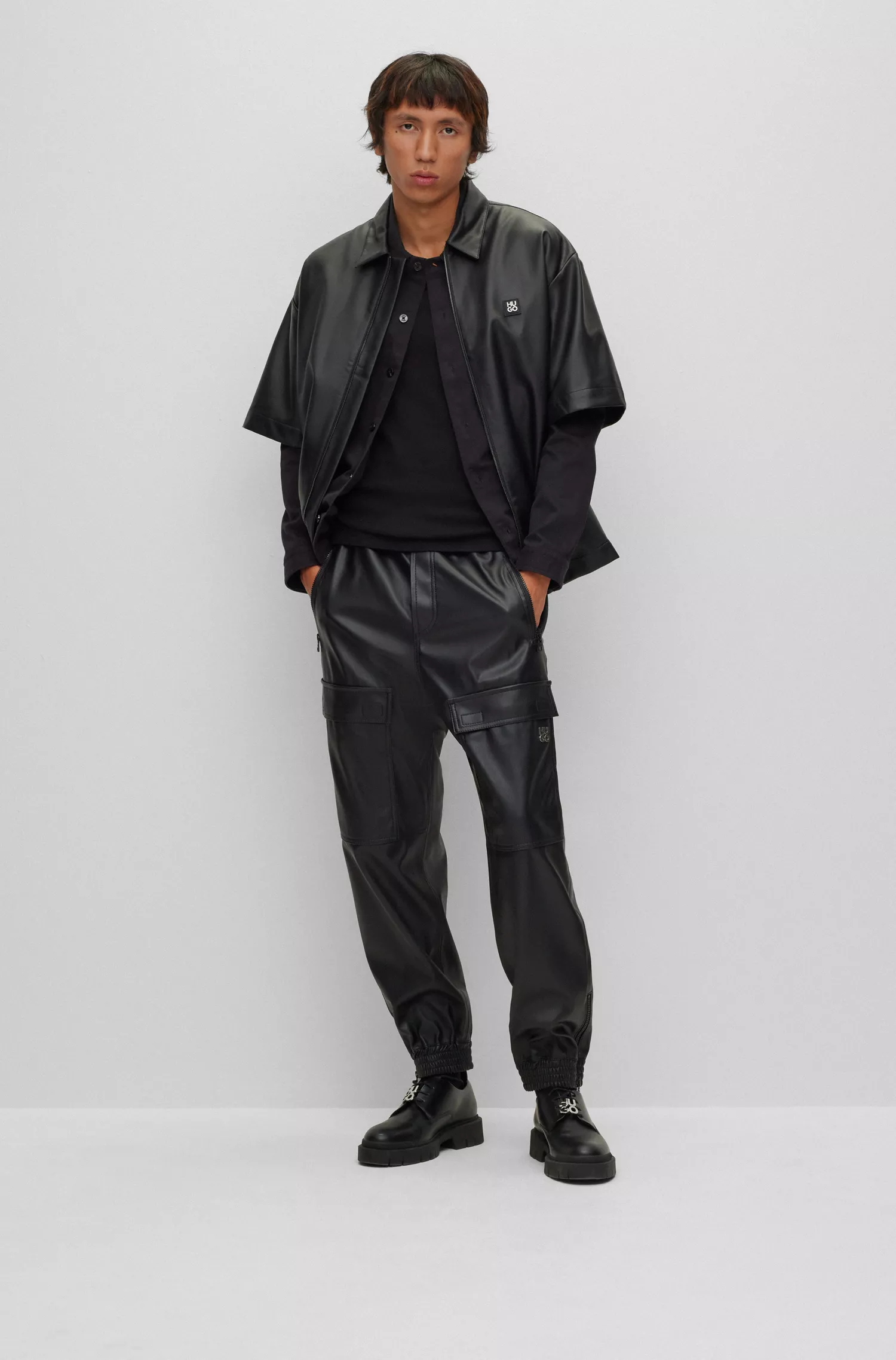 Camisa HUGO vermelha de modelagem oversized com zíper em couro sintético.