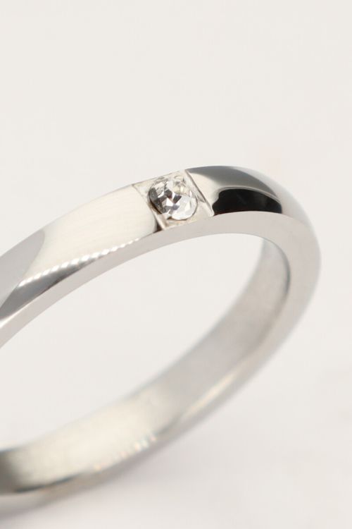 Ring met transparante steen