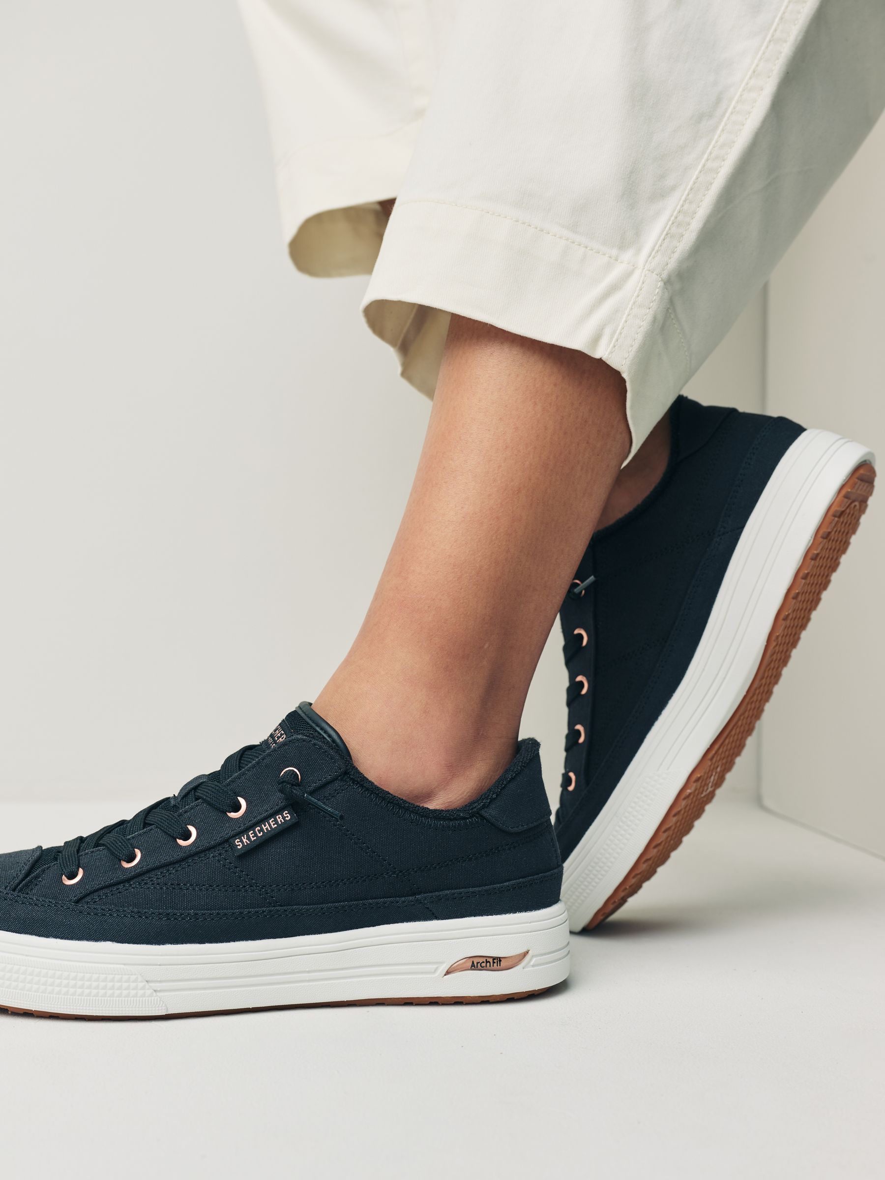 Zwart canvas - Skechers Arcade damessneakers met voetboogondersteuning