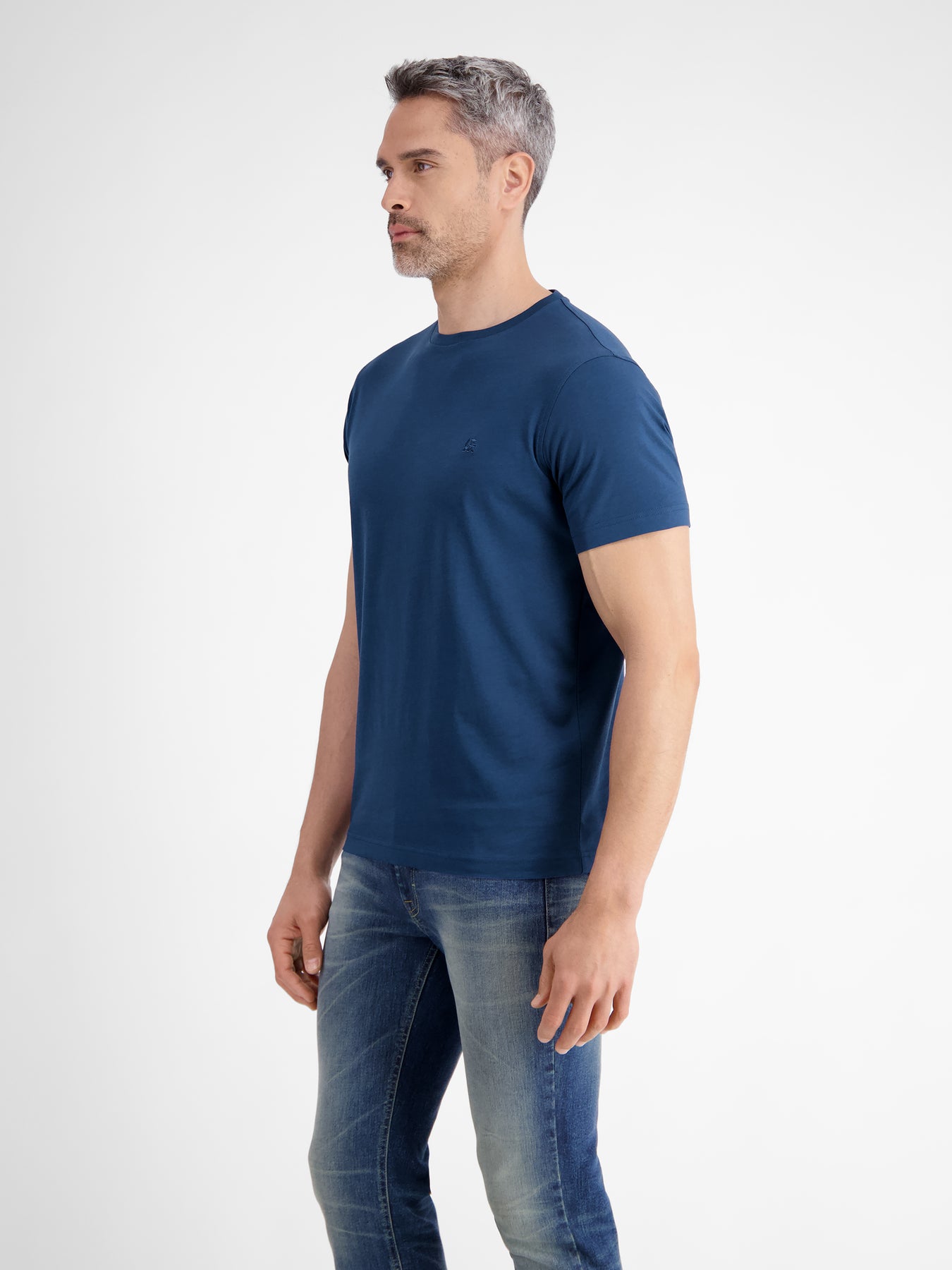 Basic T-Shirt mit Logostitck, unifarben
