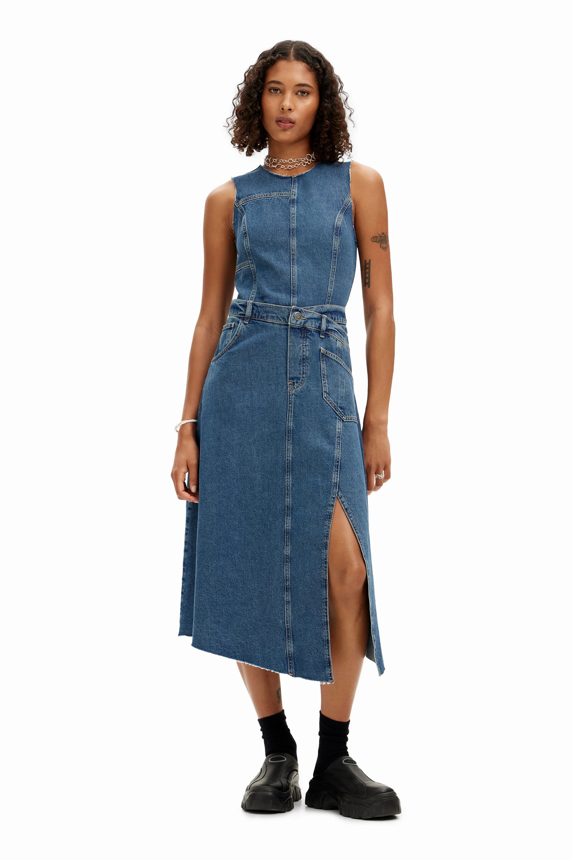 Vestido jeans sem mangas com cintura ajustável.