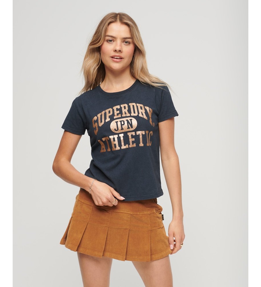 Camiseta Superdry College Graphic, cor azul marinho com estampa.