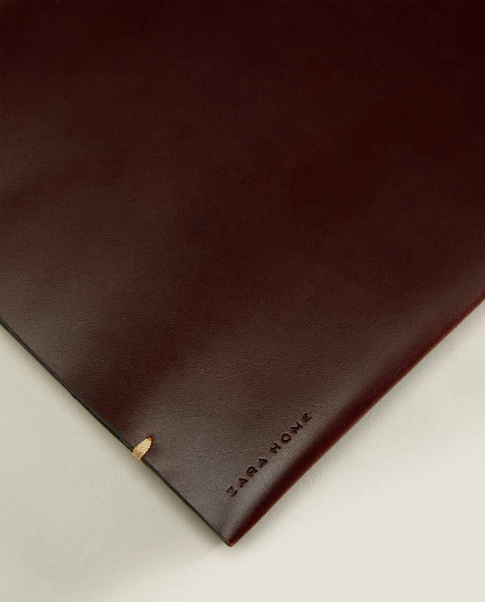 CAPA DE LIVRO EM COURO COM COSTURA DETALHADA