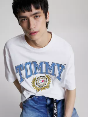 Camiseta oversized com logo da faculdade