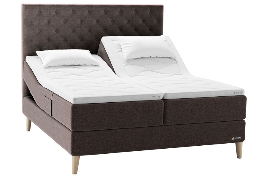 Zilva Regulerbar seng 80x200 cm. Tekstil Moment Mocca med 19 cm Cone Leg i eik og Embrace LatexGel overmadrass. Hodegavl selges separat.