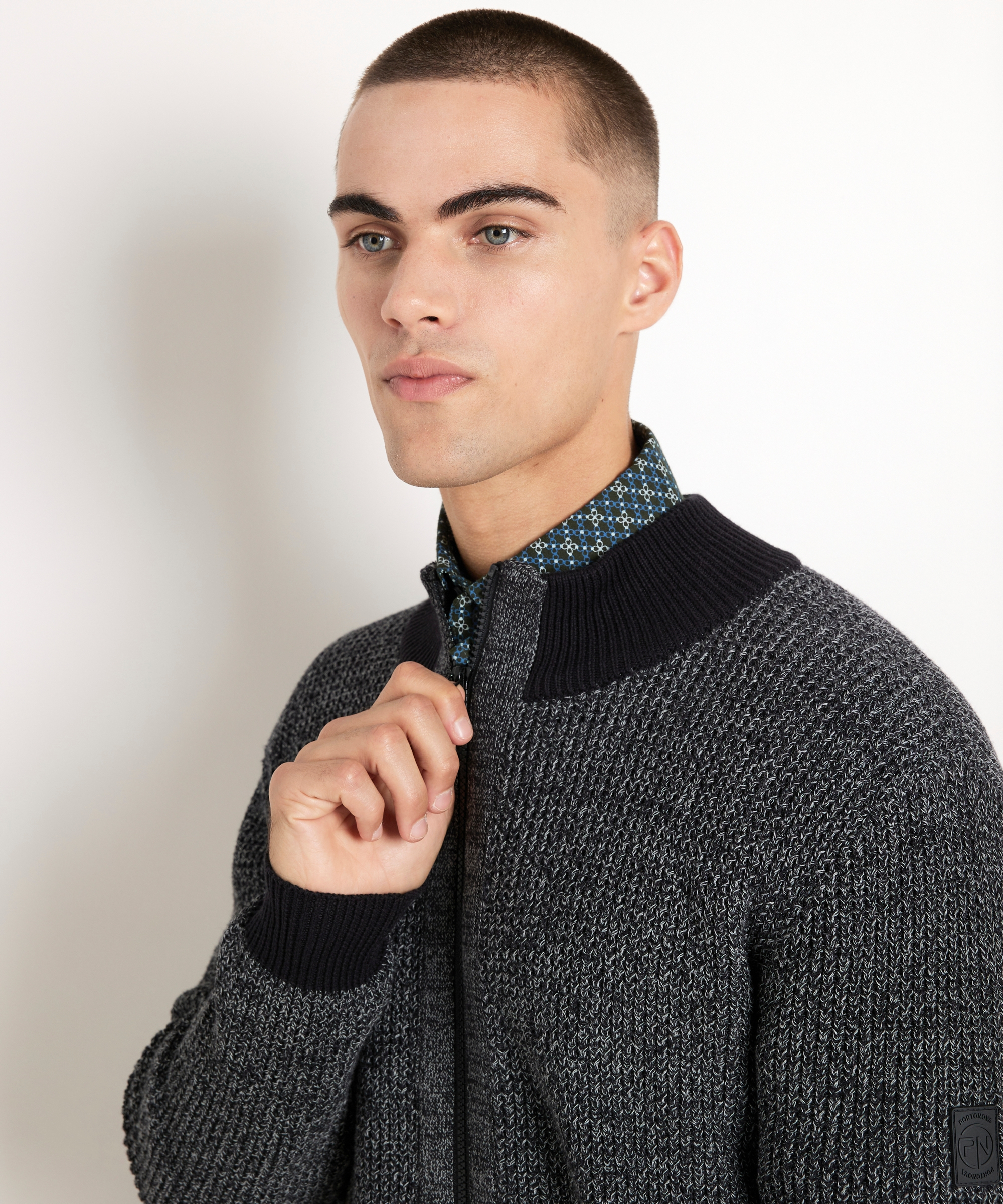vest met zwarte boorden
