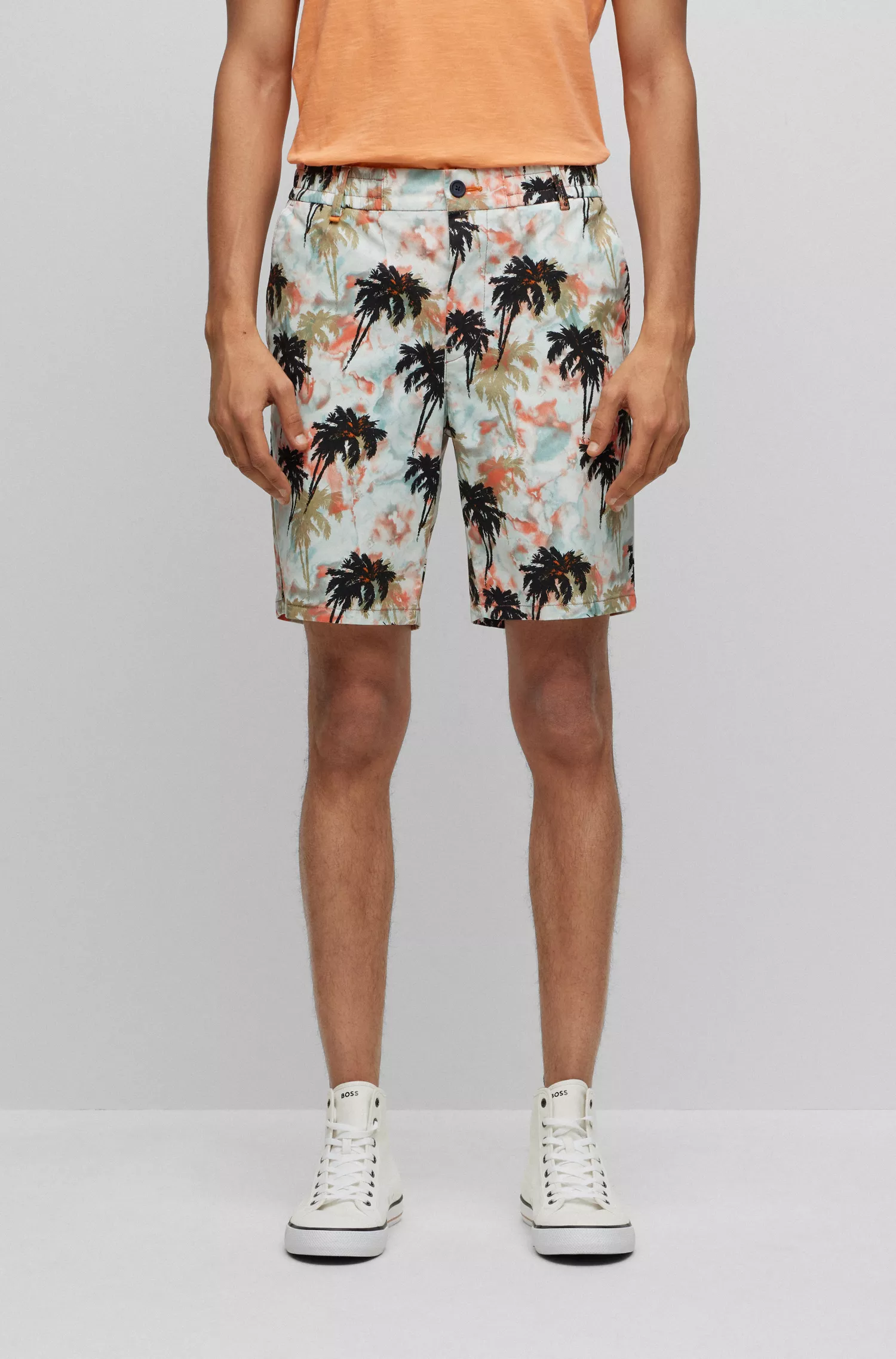 Shorts BOSS laranja em algodão stretch com modelagem regular e estampa da estação.