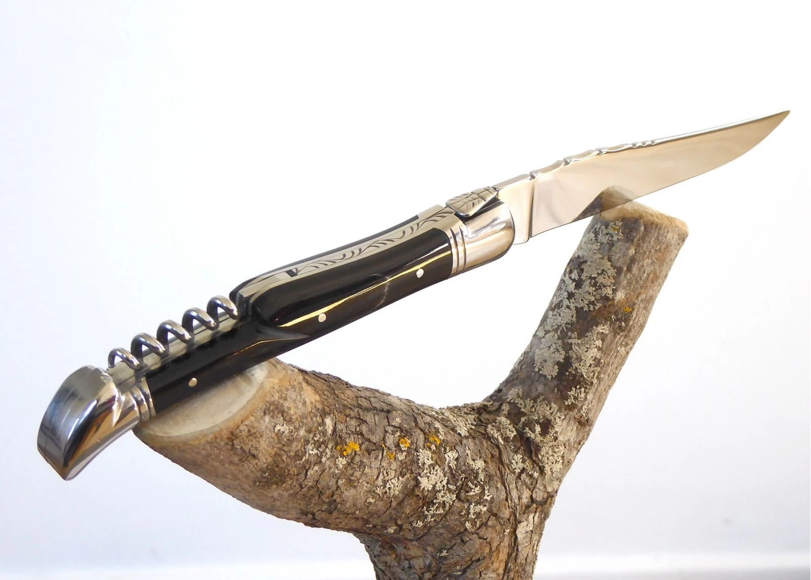 Couteau Laguiole avec un manche en Corne brune et tire bouchon et mitres Inox