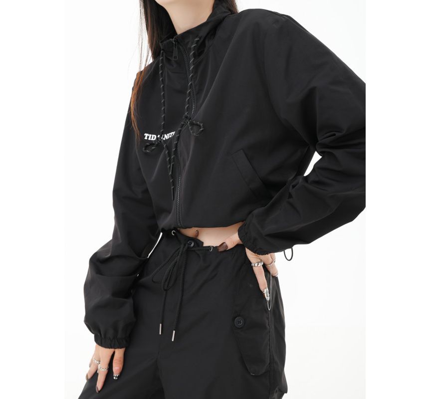 Amyway - Cropped jack met opstaande kraag en lettersprint
