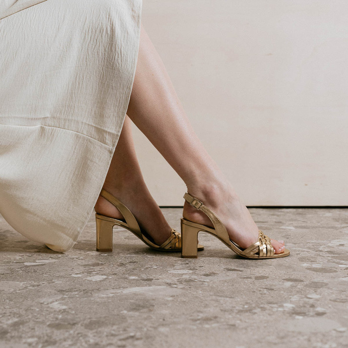 Sandales tressées à talons  en cuir métallisé or