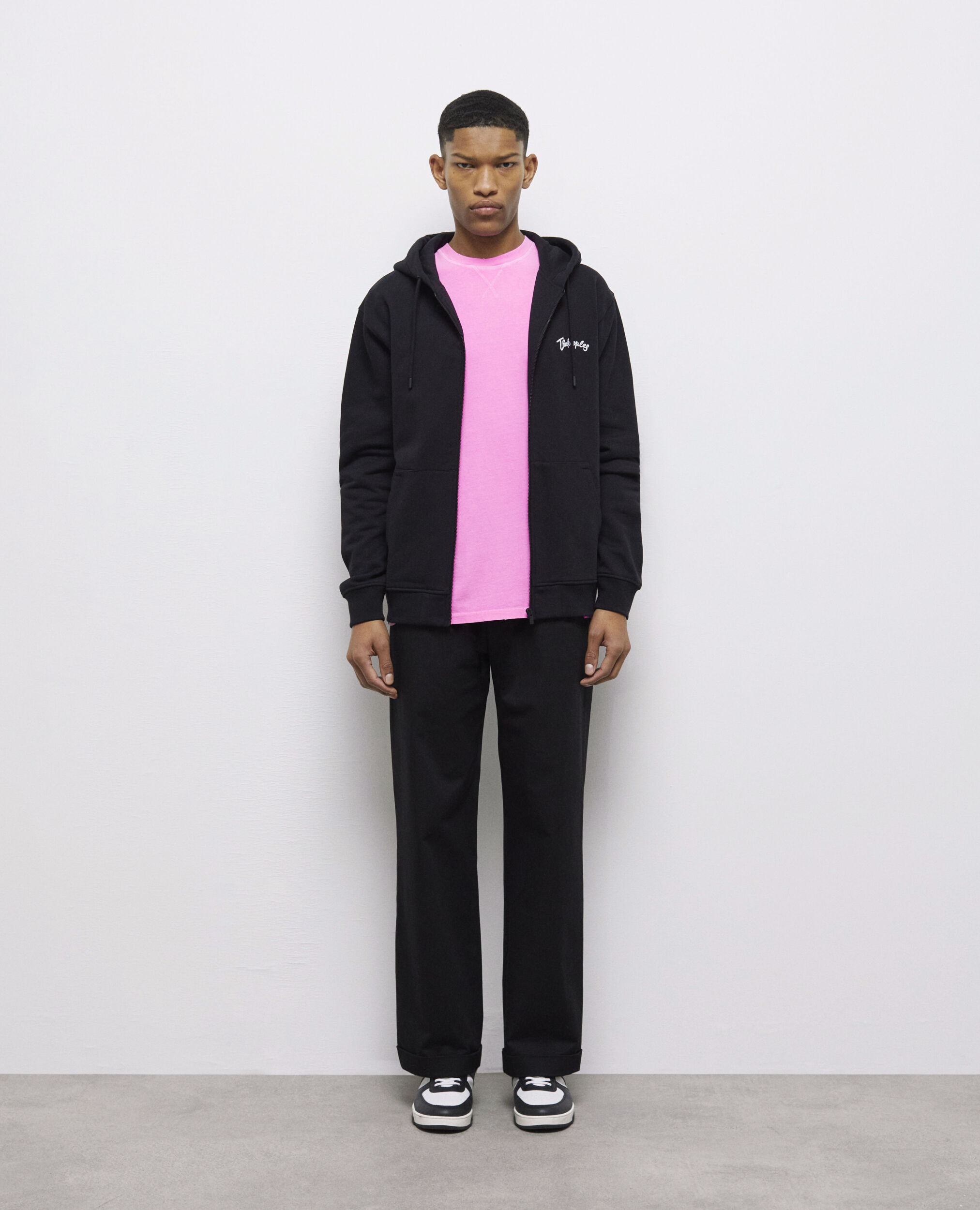 Sweatshirt à capuche noir zippé avec broderies