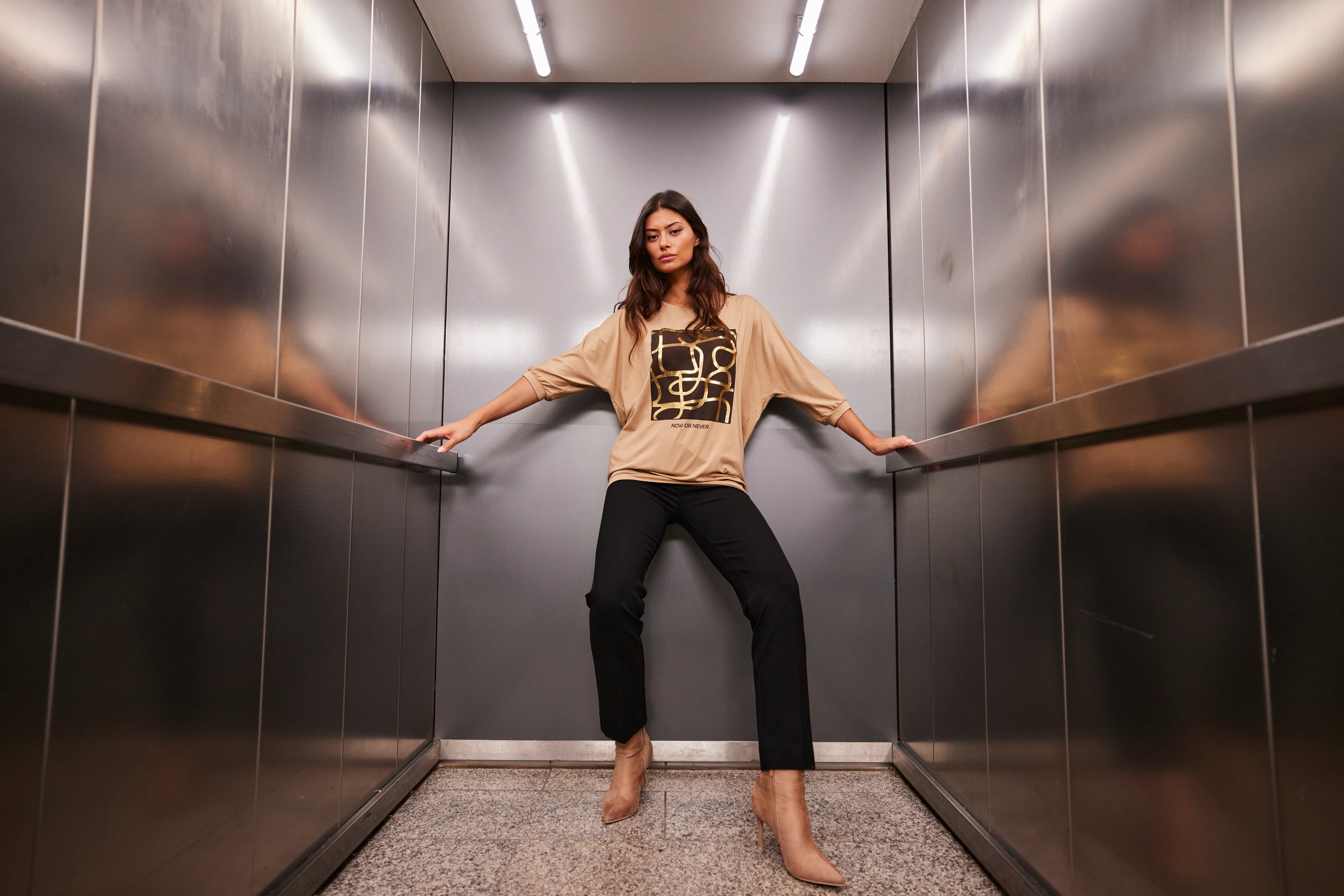 Aniston SELECTED Fledermausshirt , mit goldfarbenem Folienprint