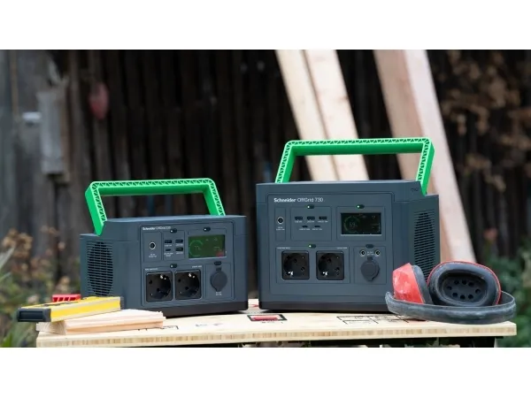 Schneider OffGrid 330 - Transportabel strømstation - LCD, lithium-ion, 2 CEE 7/3 schuko stik, sinuskurve, 3 USB-A, 1 USB-C, trådløs oplader - AC 230 V - 330 Watt - Litiumion - 332 Wh - output-stikforbindelser: 2 - sort, grøn