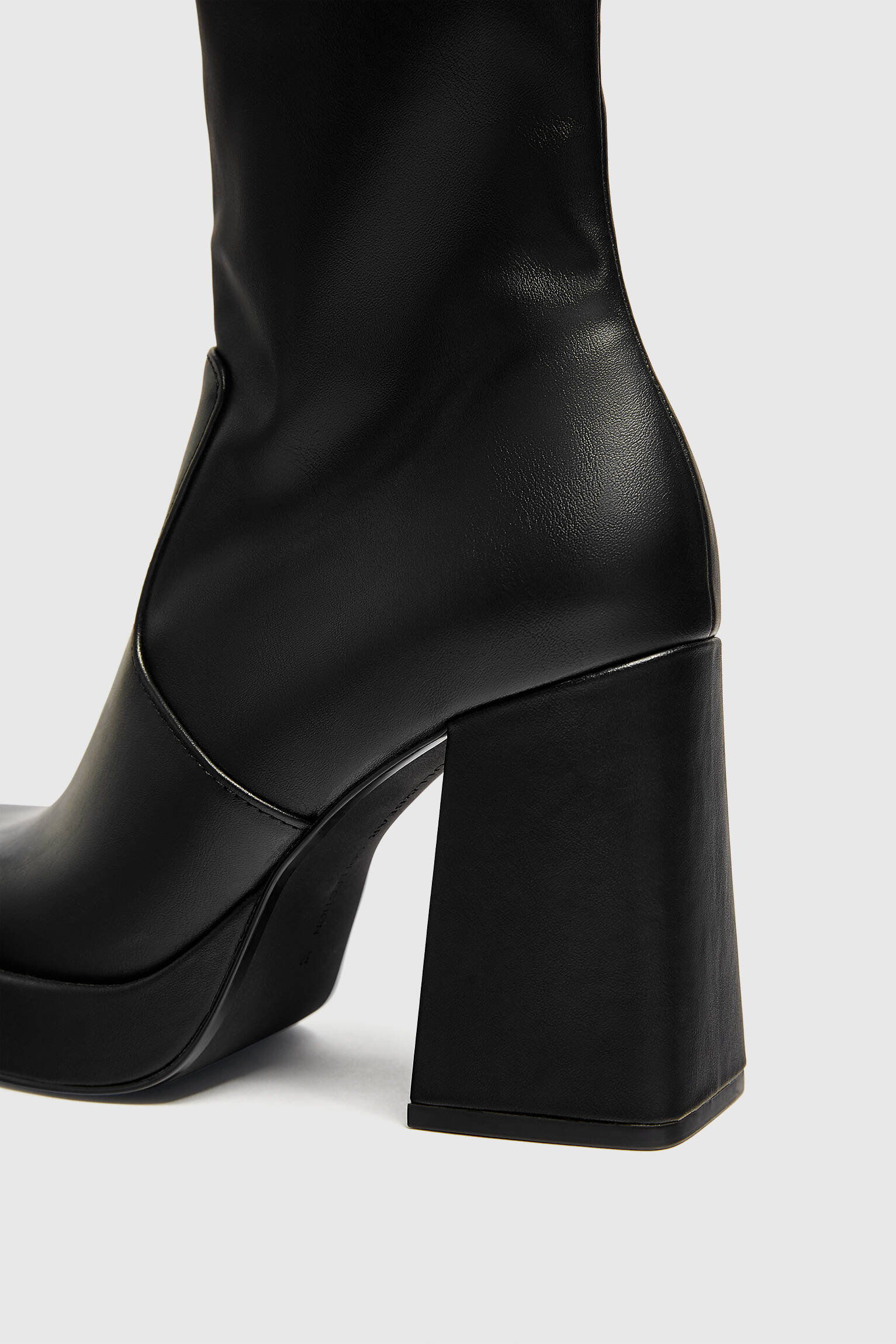 BOTA DE CANO CURTO COM SALTO ELÁSTICO - PRETA