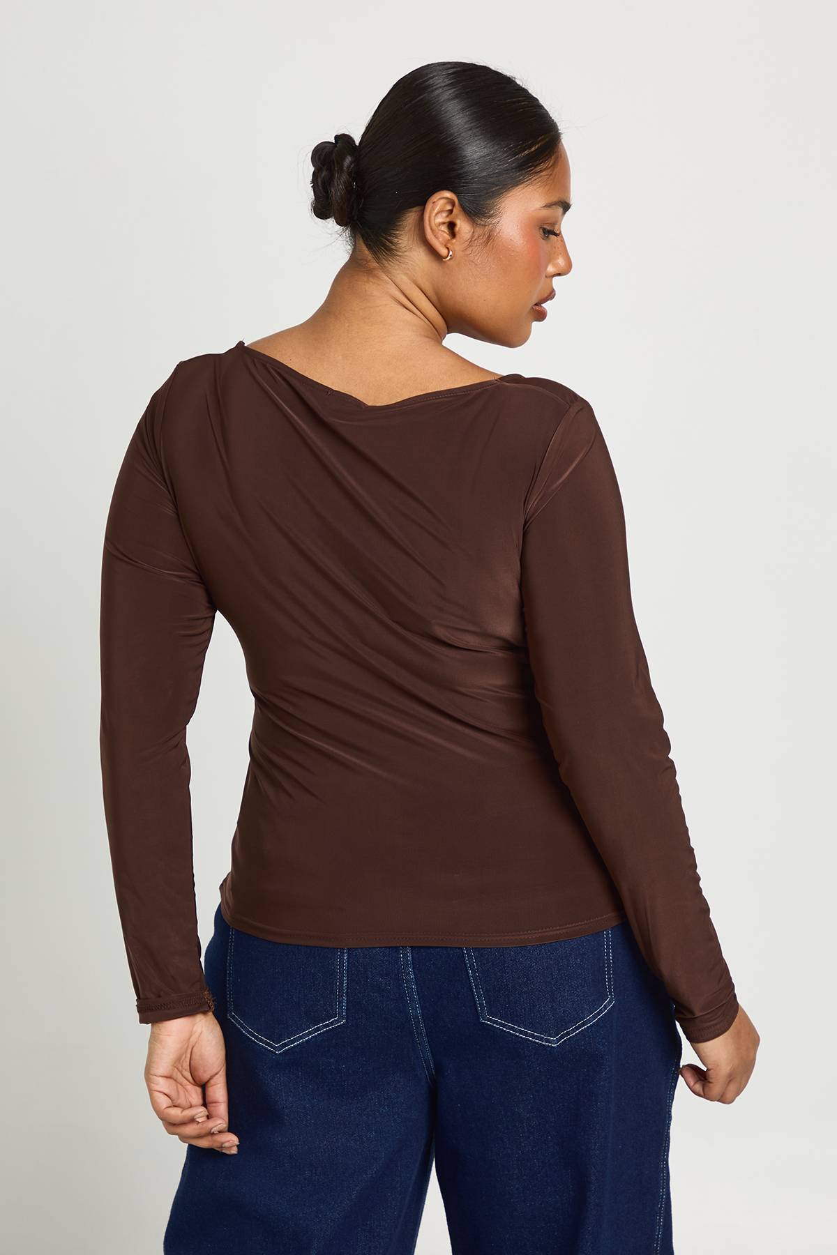 boohoo Haut Grande Taille À Manches Longues En Tissu Slinky Double Épaisseur Et Encolure Carrée