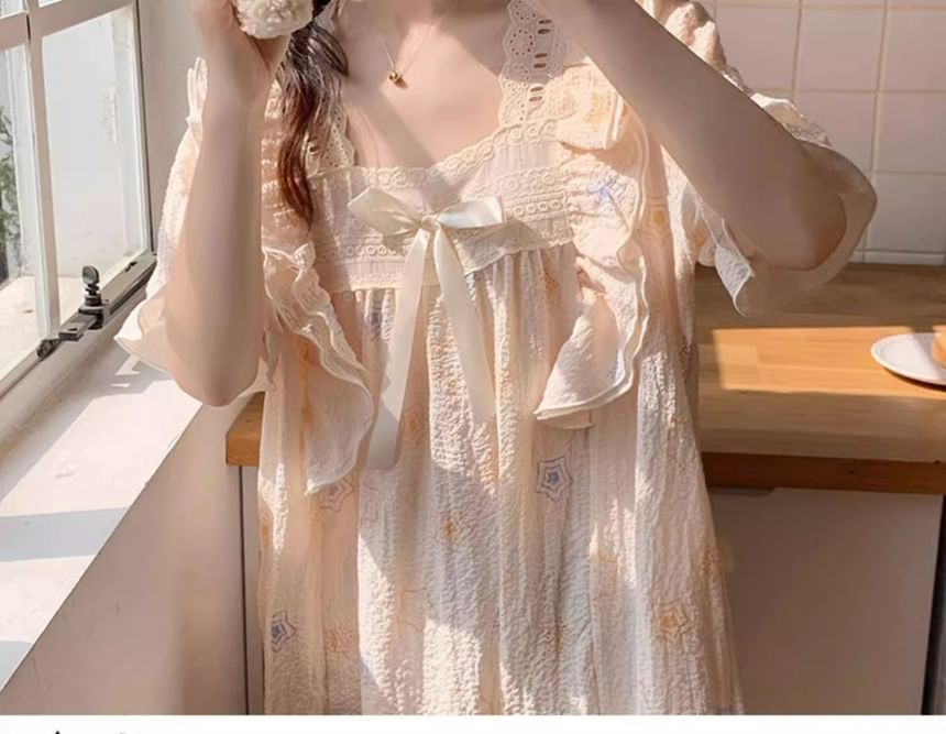 Dazzli - Midi-pyjamajurk met vierkante hals, elleboogmouwen, sterrenprint, kanten paneel, strikaccent en ruches