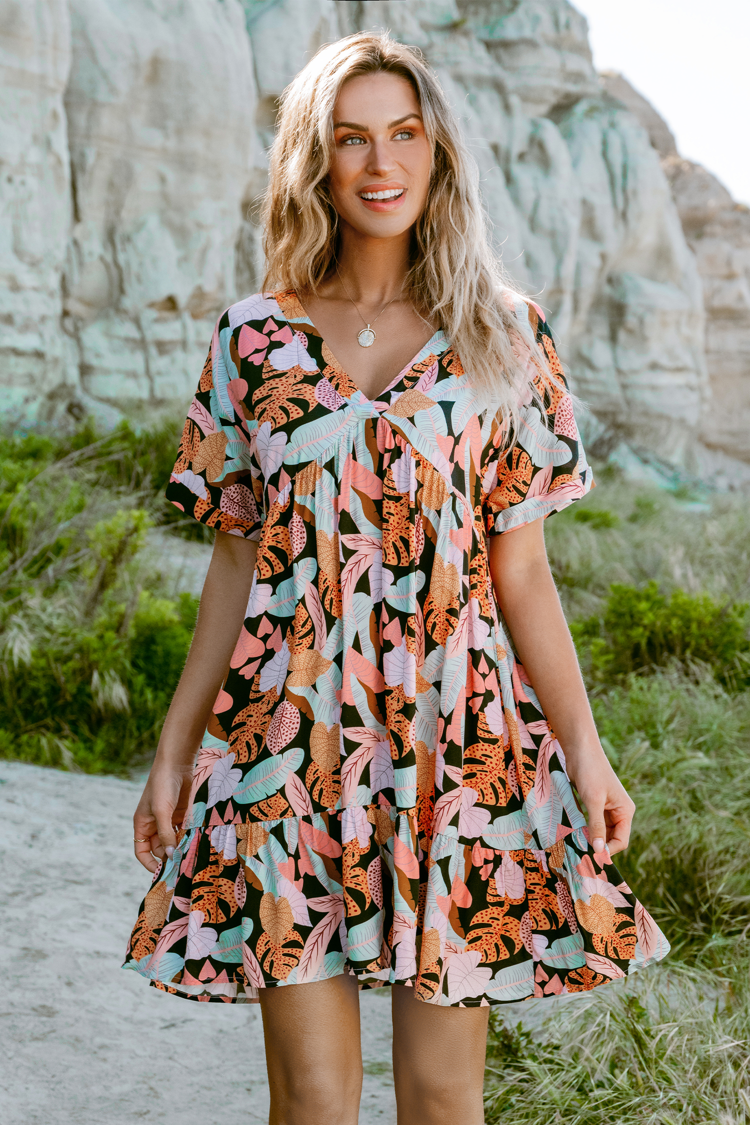 Robe midi à manches courtes et ourlet à volants et feuilles