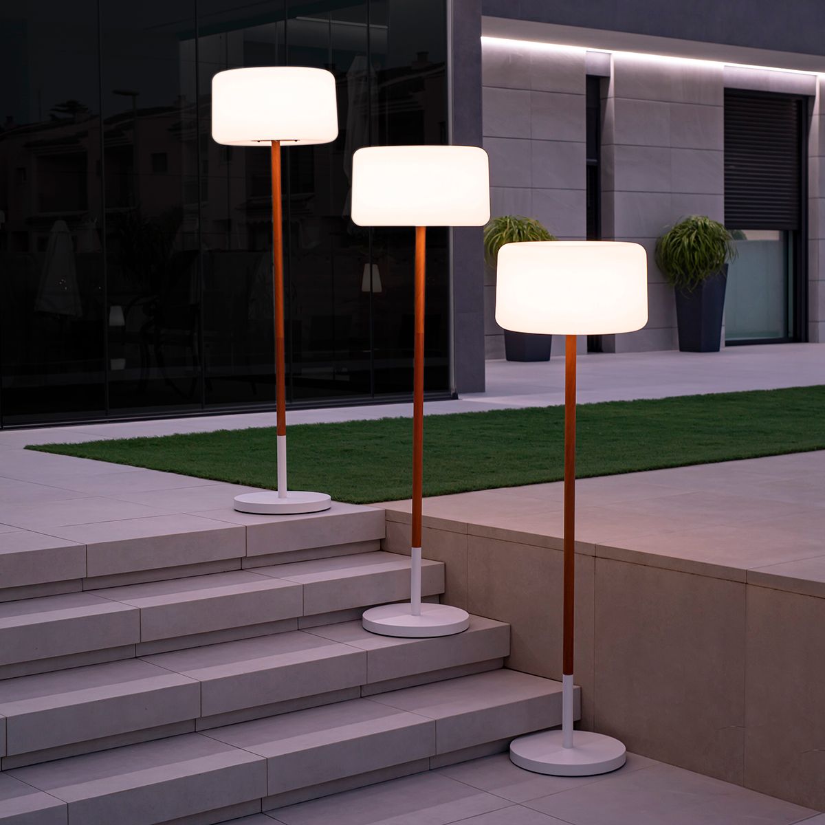 Buiten vloerlamp wit incl. LED dimbaar solar oplaadbaar IP65 - Chloe Plant