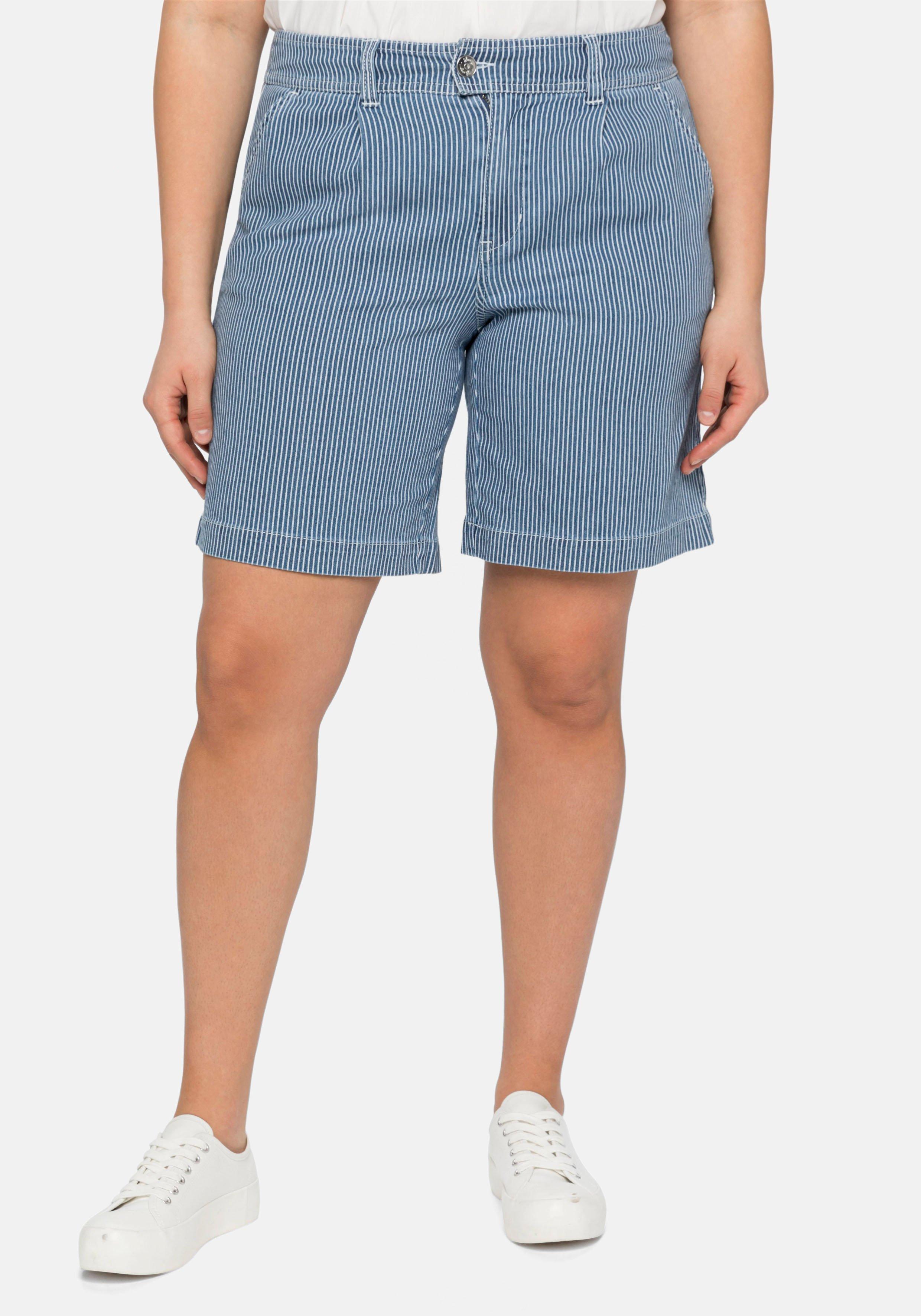 Bermuda-Jeans mit Alloverstreifen und Saumaufschlag
