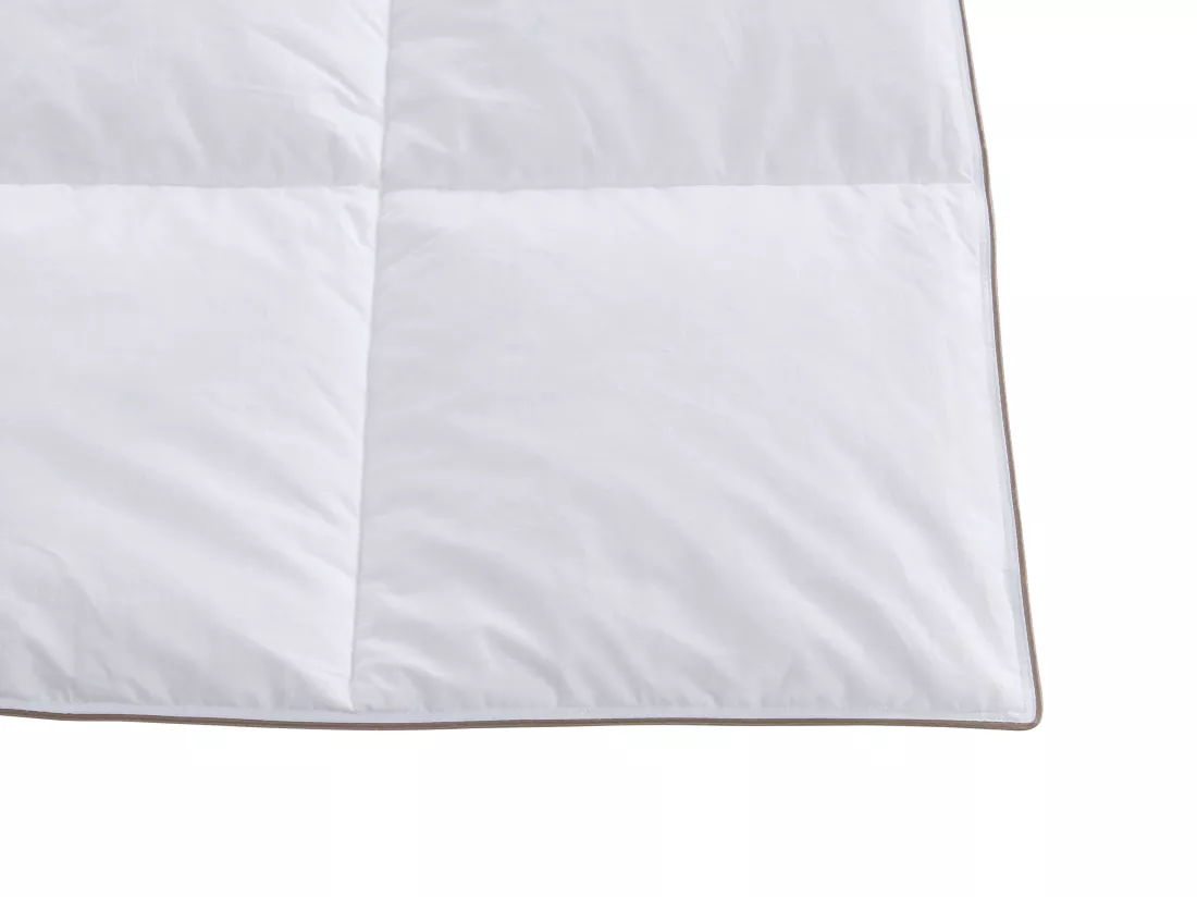 Couette anti-acariens enveloppe 100% percale - 200 x 200 cm - garnissage plumettes et duvet - 300 g/m2 - Blanc passepoil taupe - FEATH de PALACIO