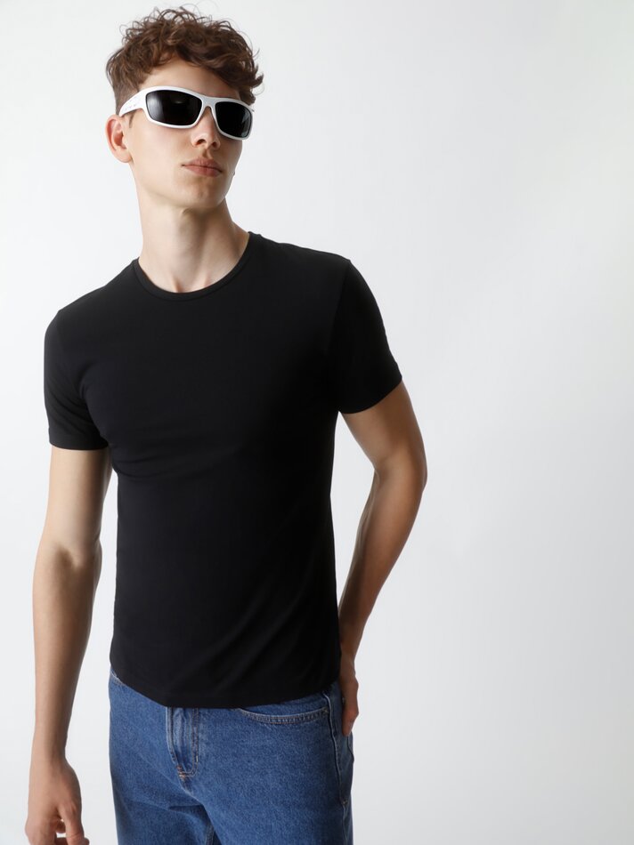 Camiseta básica slim fit - Preta