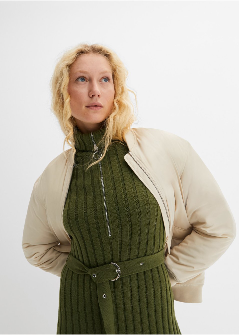 Robe en maille côtelée avec col camionneur