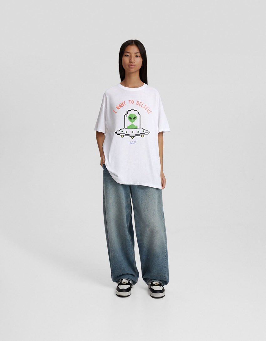 Camiseta de manga curta com modelagem quadrada e estampa da tendência atual.