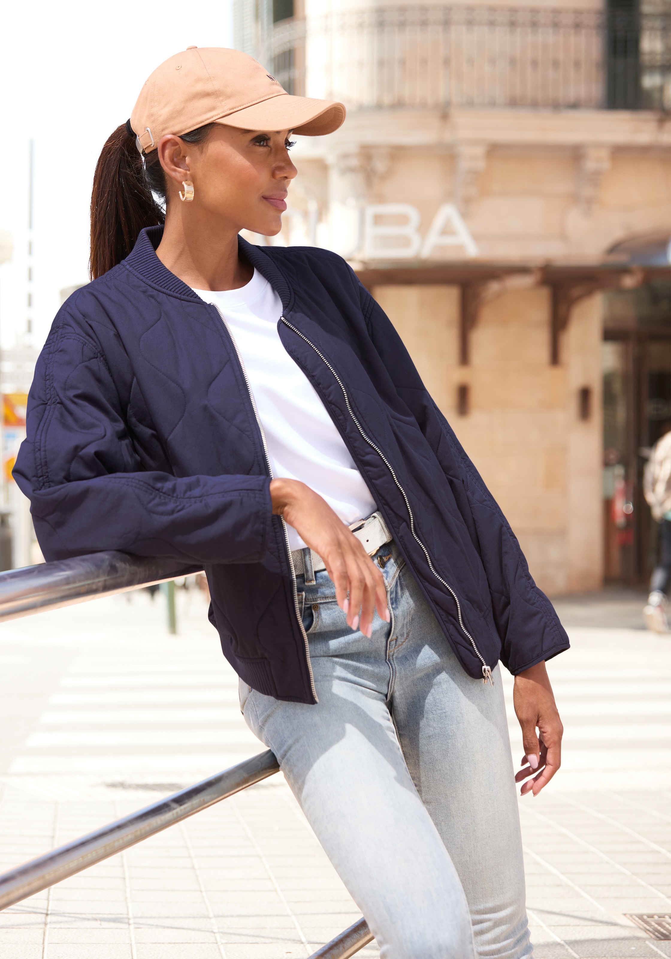 LASCANA Steppjacke in modischer Optik mit Taschen, Bomber-Design