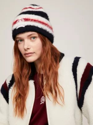 Gorro listrado e felpudo com brasão