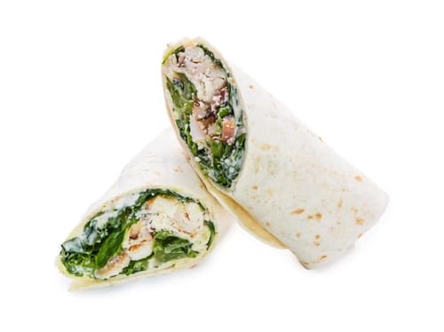 Pappudia Ceasar-Tortilla mit Hähnchen, Dressing, englischem Speck und Grana Padano-Käse
