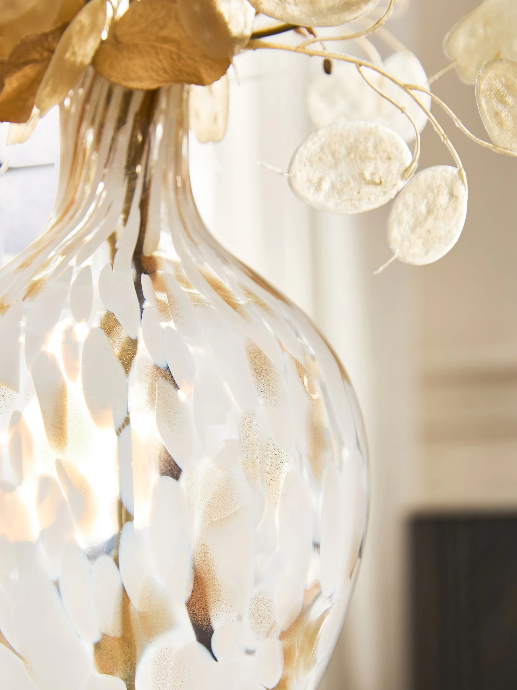 Kunstbloemenboeket van eucalyptus en confetti vaas