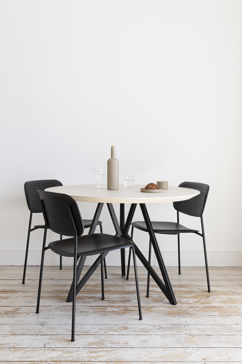 Studio HENK tafel Butterfly Rond tripod, zwart frame - Smart Collectie ⌀100 | Eikenhout | Verjongde Rand | Frame Zwart