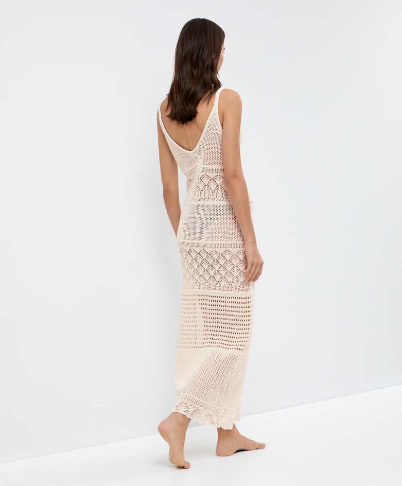 Vestido longo com detalhes em crochê