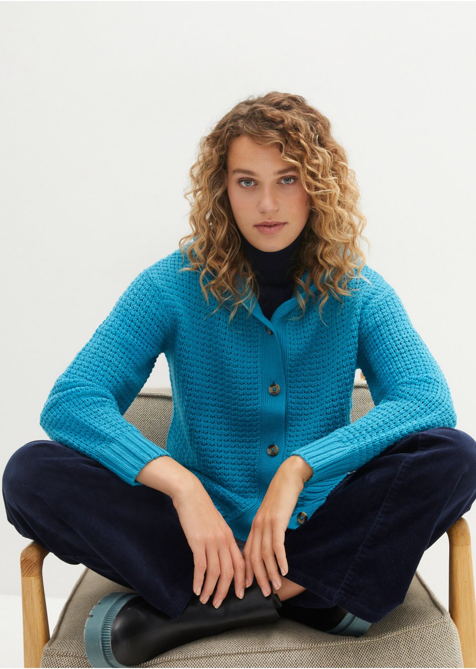 Veste en maille à gros boutons et capuche