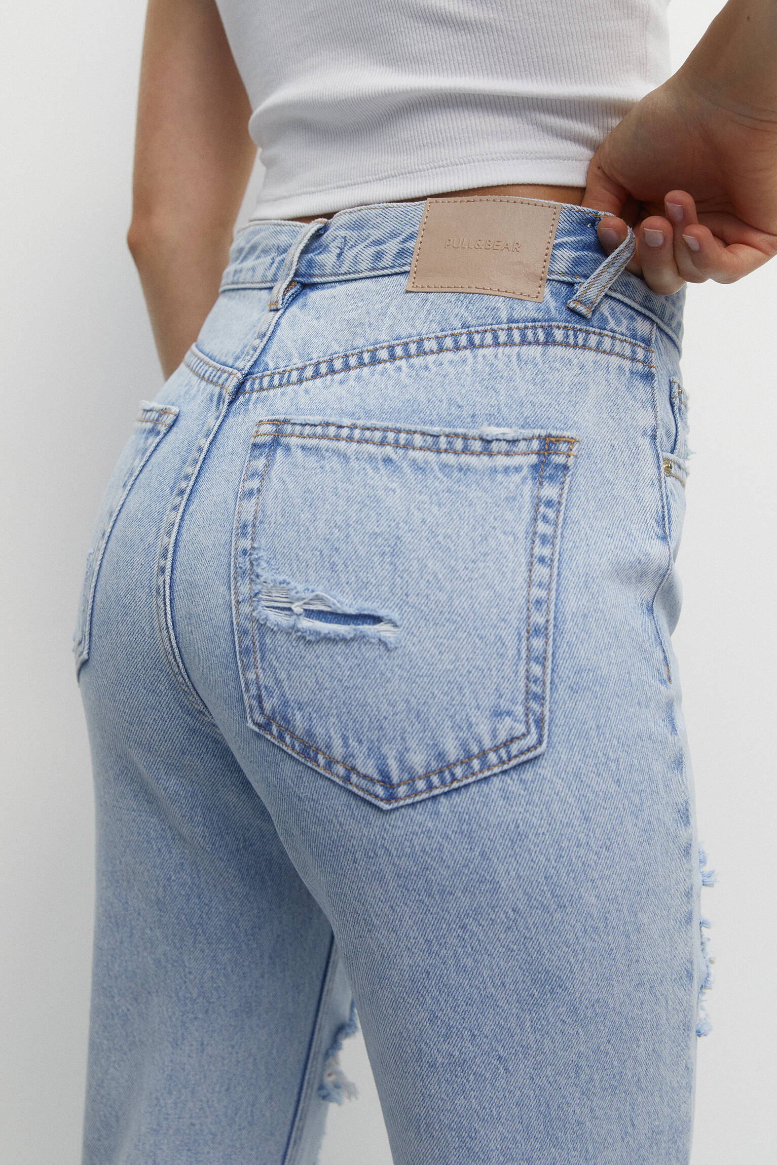 Calça jeans mom fit rasgada - azul claro