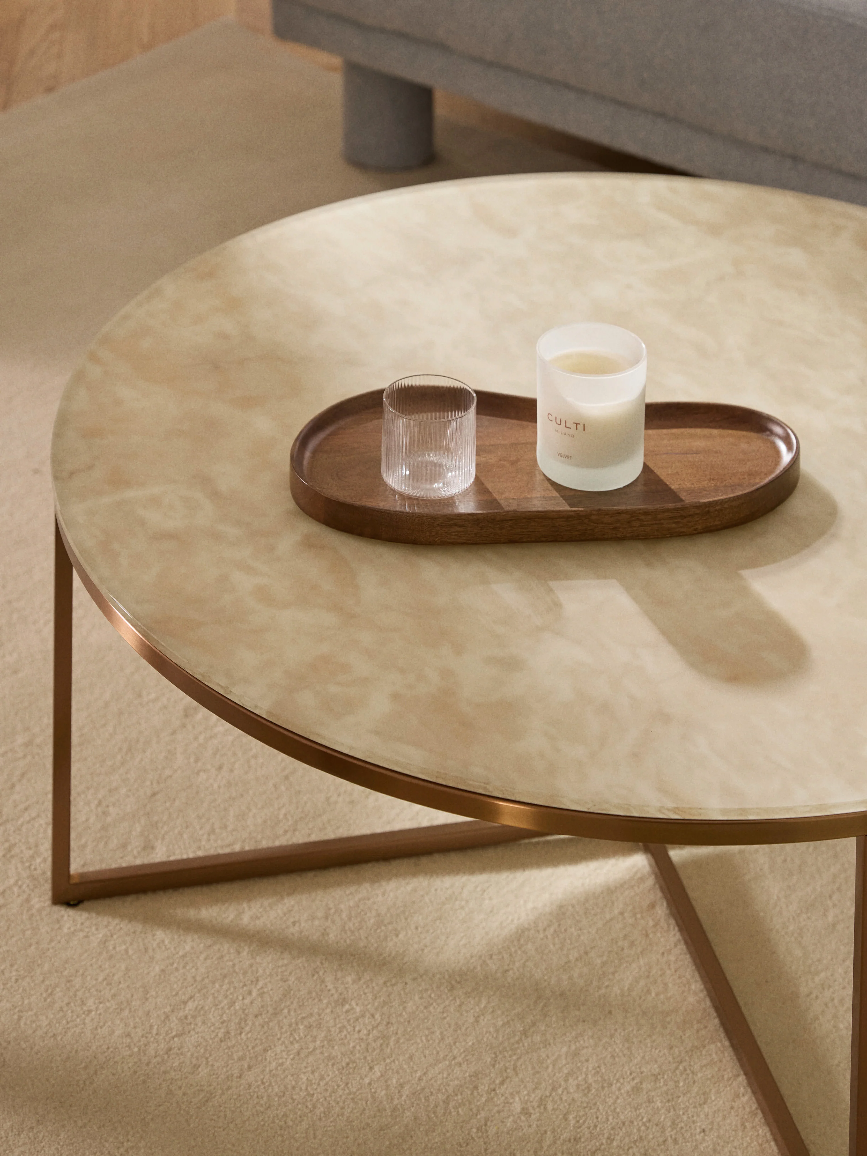 Ronde XL salontafel Antigua met glazen tafelblad in marmerlook