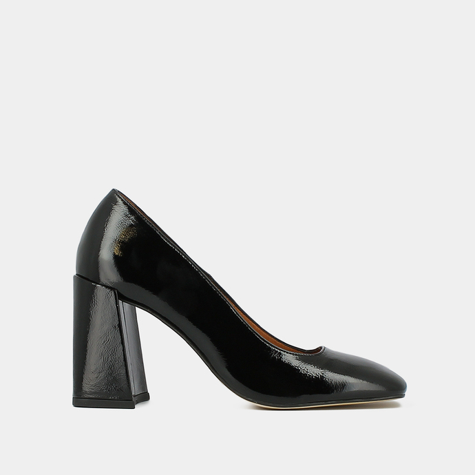 Escarpins à talons hauts et bouts carrés...  en vernis plissé noir