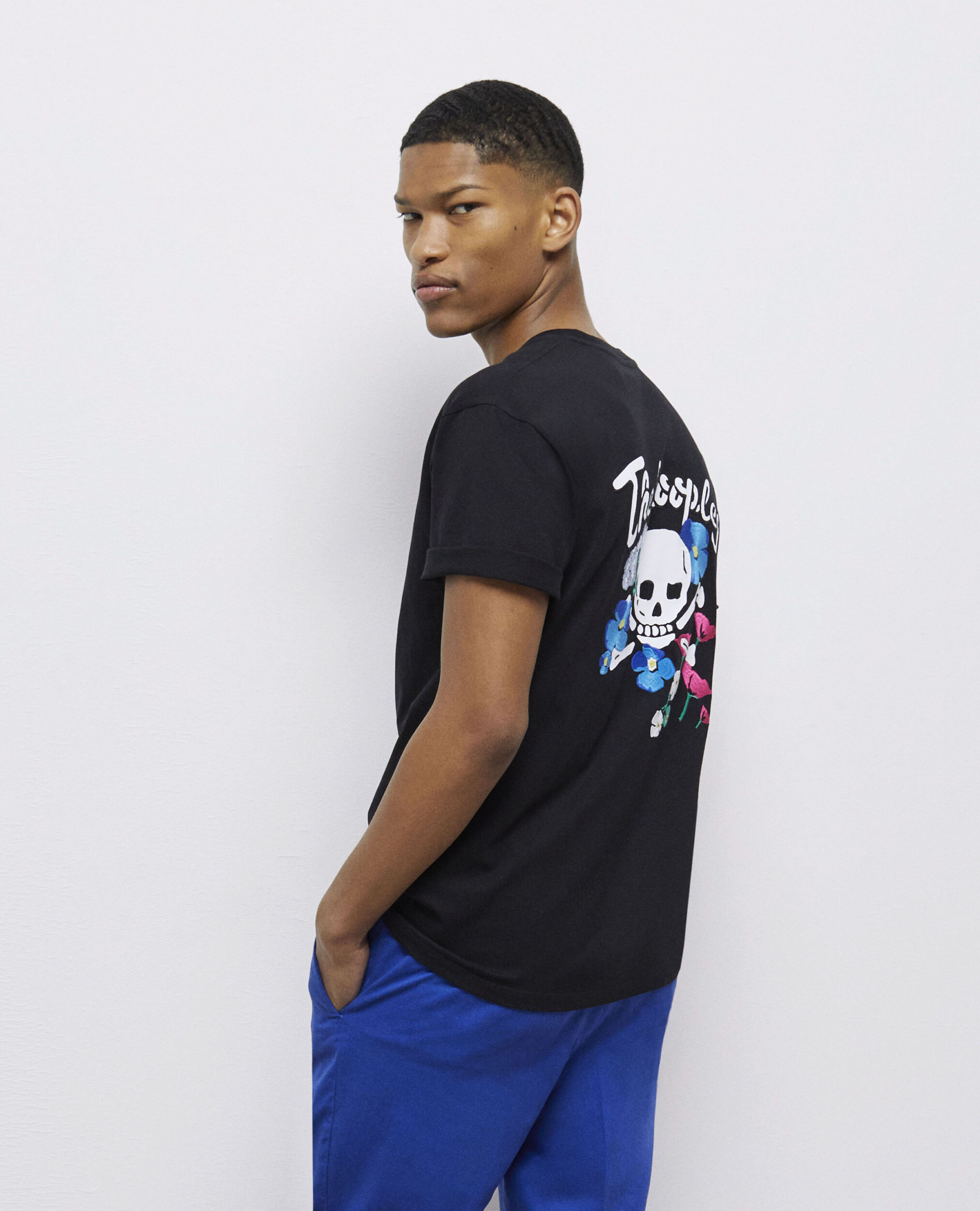 T-shirt noir avec broderies