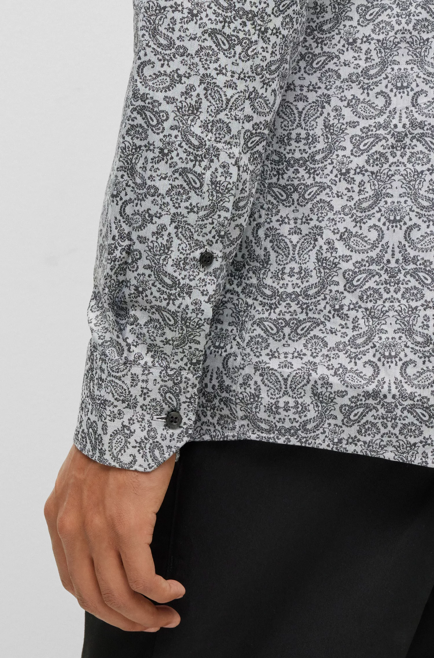 Camisa HUGO vermelha, corte extra slim, em jacquard de algodão com estampa paisley.