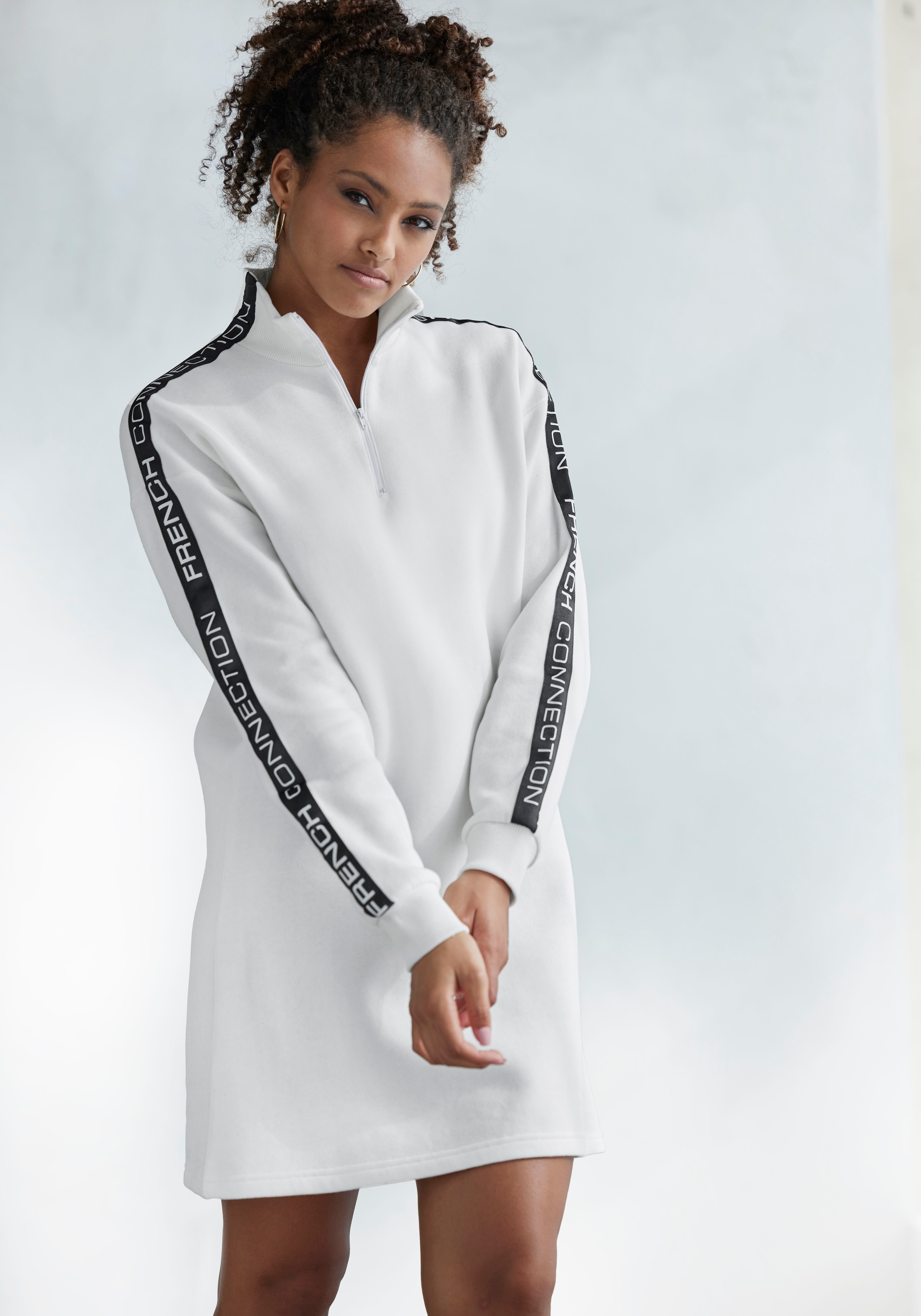 French Connection Sweatkleid mit Stehkragen und Logoprint Einsätzen auf den Ärmeln.