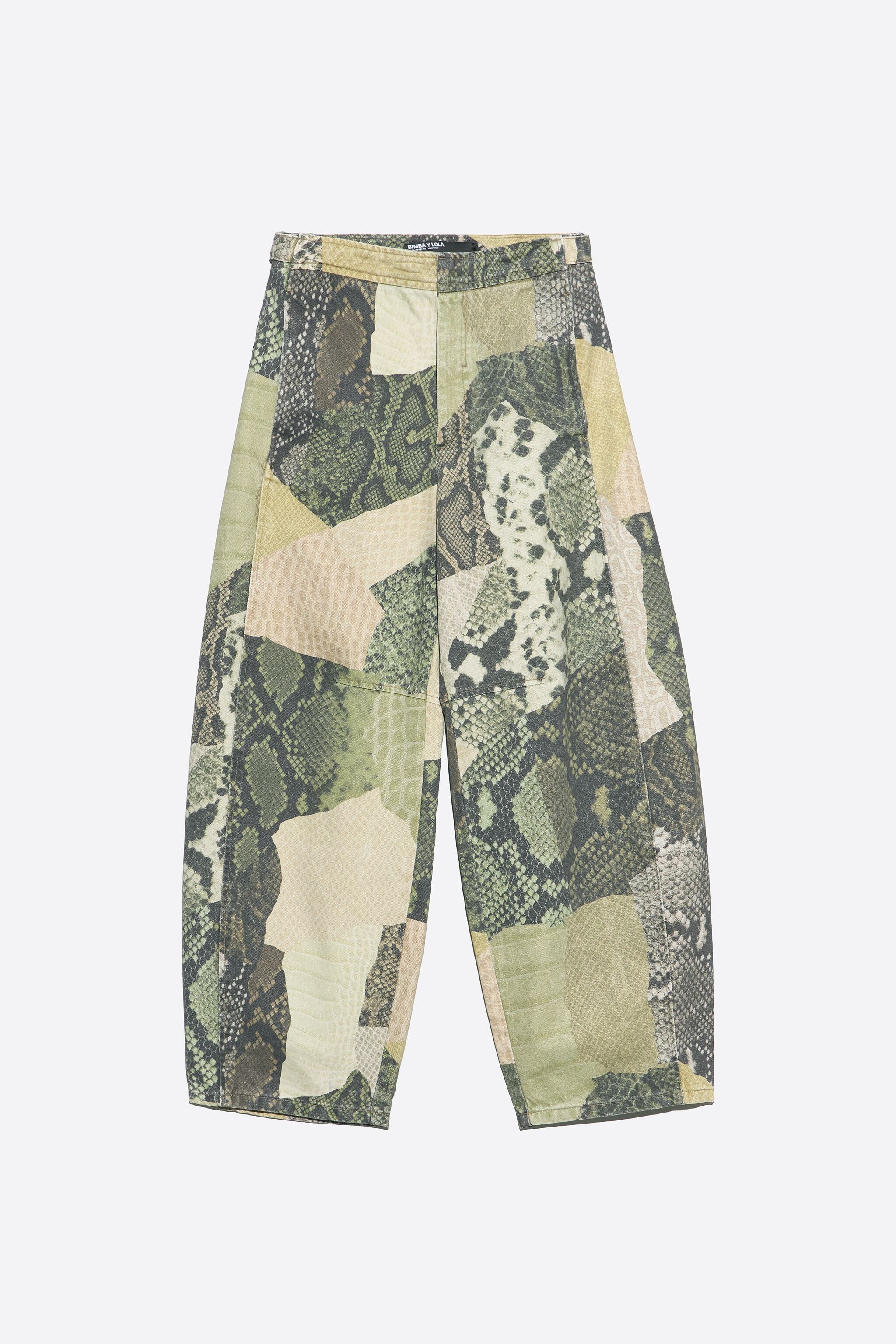 BARREL - Calça jeans verde patchwork com estampa de cobra e cintura ajustável.