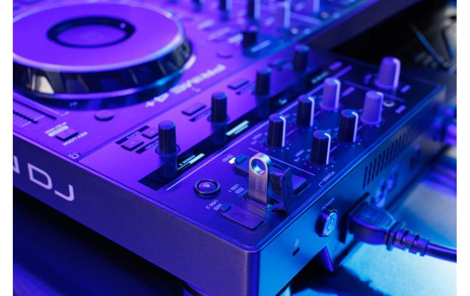 DJ-Controller Prime 4+ Special Edition White<br>4-Deck Standalone-DJ-Controller mit Stems