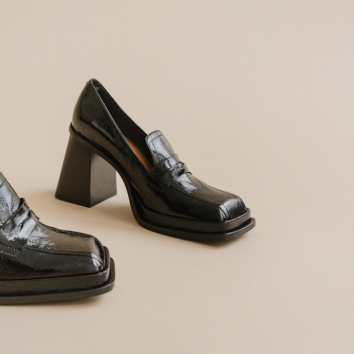 Mocassins à bouts carrés et talons épais...  en cuir brillant noir
