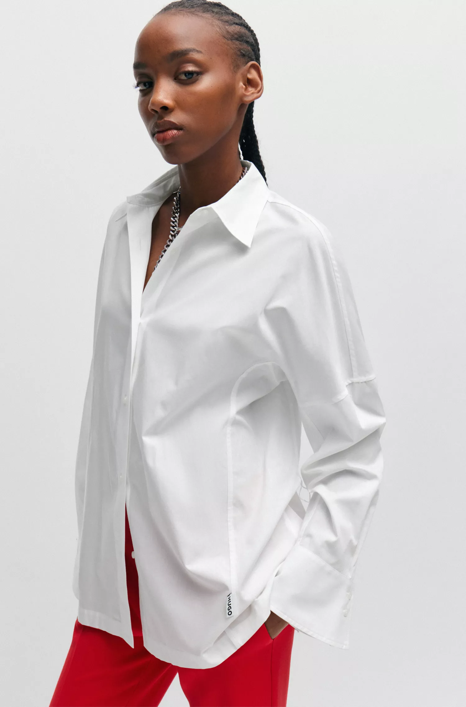 Blusa HUGO vermelha, corte regular, com cinto elástico da marca.